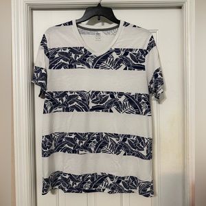 Old navy men’s vneck T-shirt